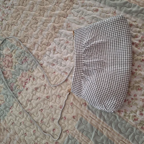 Chic  Vintage White Metal Mesh Pattern Purse - Picture 15 of 16